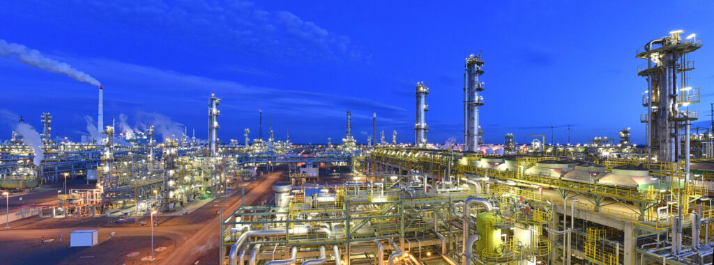 Panorama Nachtaufnahme eine Industrie- oder Raffinerieanlage mit deutlich sichtbaren Abgasen