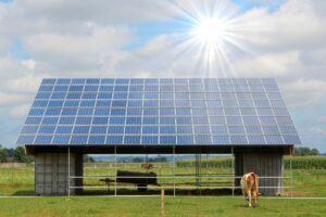 Scheune mit Solarzellen auf dem Dach