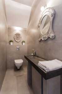 Badezimmer mit Designer-Spiegel und modernen Badmöbeln
