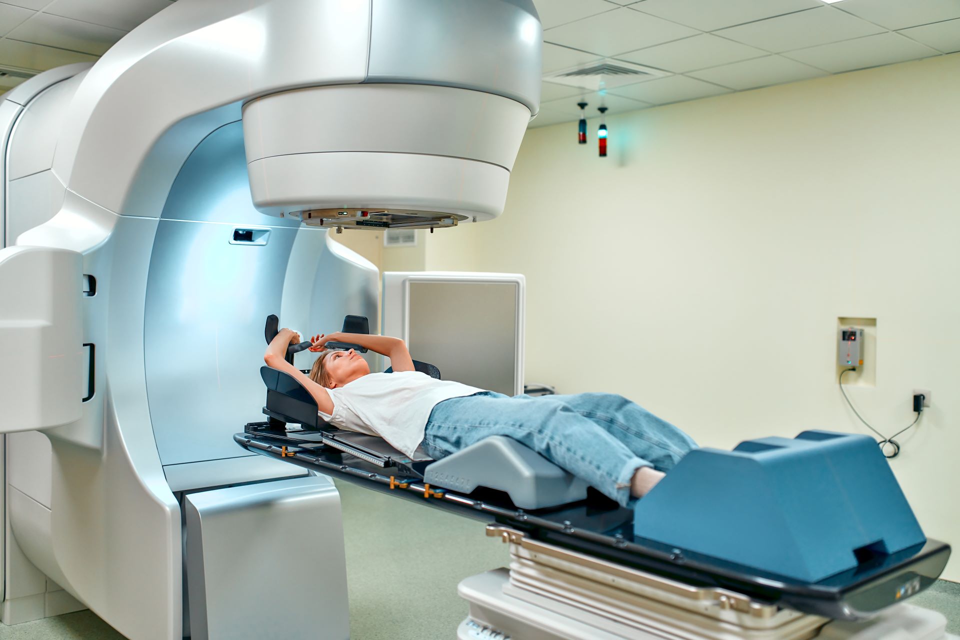 Eine junge Frau unterzieht sich in einem modernen Krebskrankenhaus einer Strahlentherapie. Krebstherapie, moderner medizinischer Linearbeschleuniger.