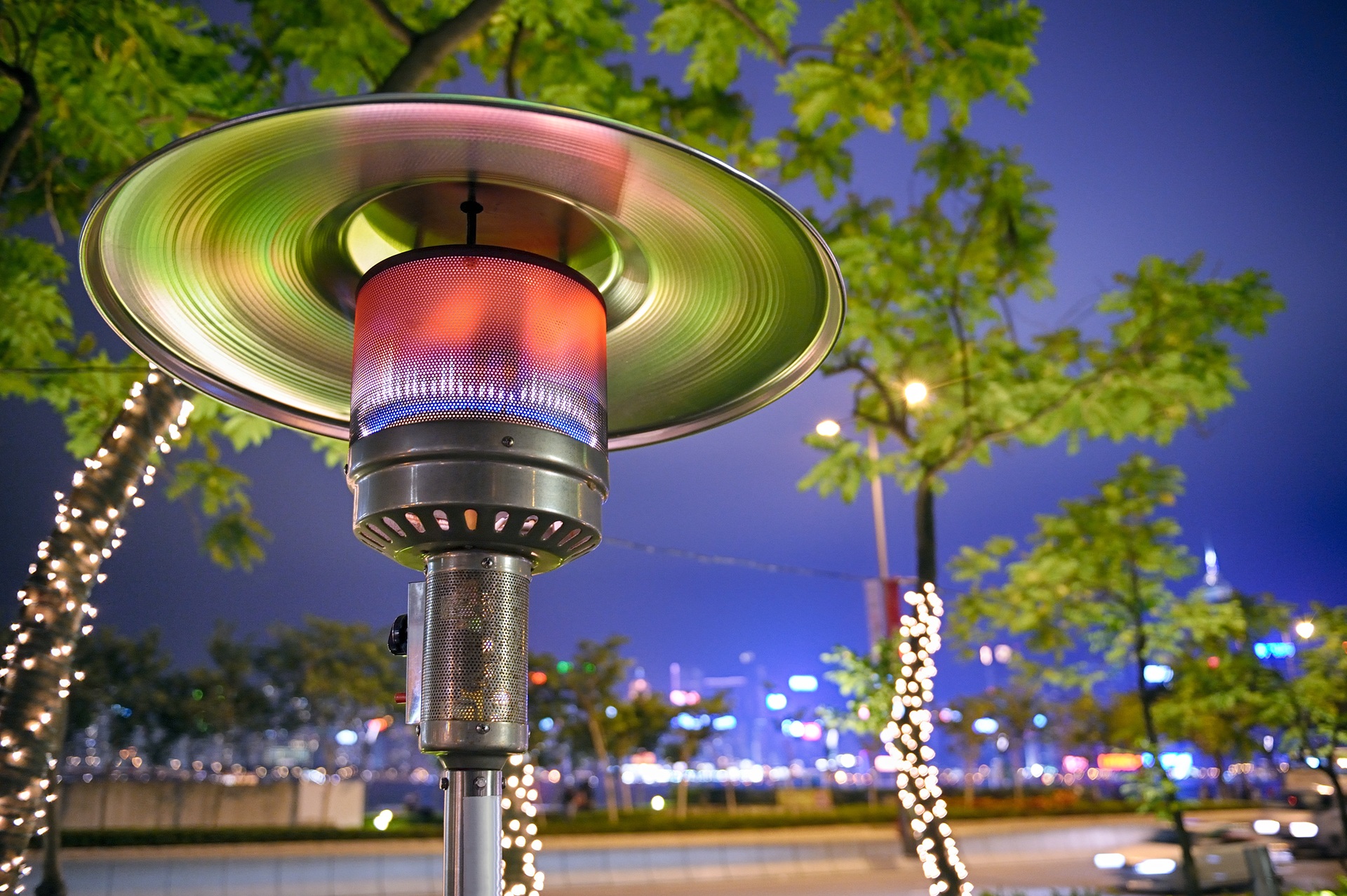 Gasheizer auf Terrasse bei Nacht | mobile Heizgeräte